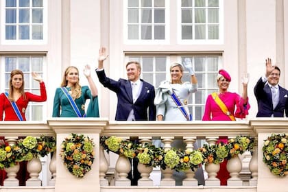 La princesa Alexia, la princesa Amalia, el rey Guillermo Alejandro, la reina Máxima, la princesa Laurentien y el príncipe Constantijn en el balcón del Palacio Noordeinde