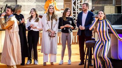 La princesa Amalia, asistió a un concierto celebrado por el Día del Rey y lució un tapado natural de Massimo Dutti, que luego se puso su mamá Máxima.