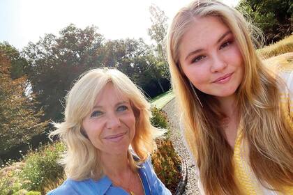 La princesa Amalia con Claudia de Breij, la autora del libro
