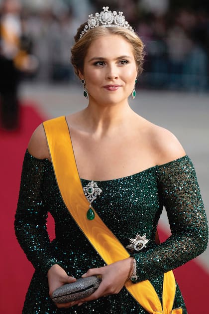 La princesa Amalia deslumbró durante el banquete de gala: por primera vez llevó la tiara de la reina Emma, una joya que data de 1890, confeccionada en oro y plata y decorada con diamantes