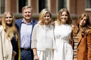 Máxima posó con su familia en una sesión de fotos y un invitado especial se llevó todos los elogios