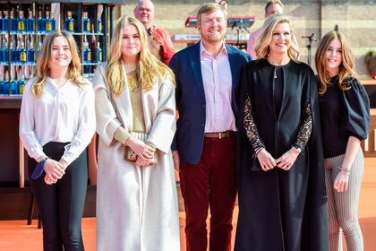 La princesa Amalia junto a la familia real holandesa: sus padres Máxima y Guillermo, y sus hermanas Alexia y Ariane