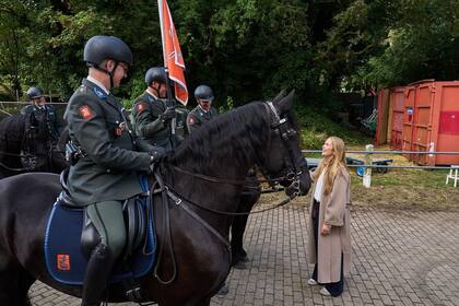 La princesa Amalia junto a los organismos de seguridad que estarán presentes en el Día de los Príncipes