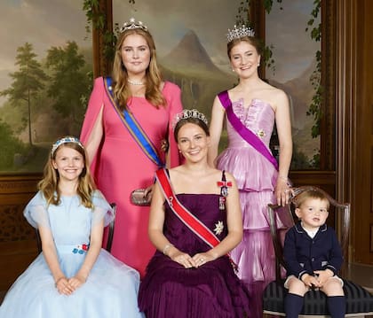 La princesa Amalia junto a otros herederos al trono: la Princesa Isabel de Bélgica, la Princesa Estelle de Suecia, la Princesa Ingrid Alexandra de Noruega y el Príncipe Carlos de Luxemburgo