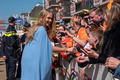 La princesa Amalia lució un vestido celeste para los festejos del Día del Rey (Foto: Instagram @koninklijkhuis)