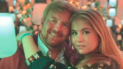 La princesa Amalia posa con su padre, el rey Guillermo, en 2019