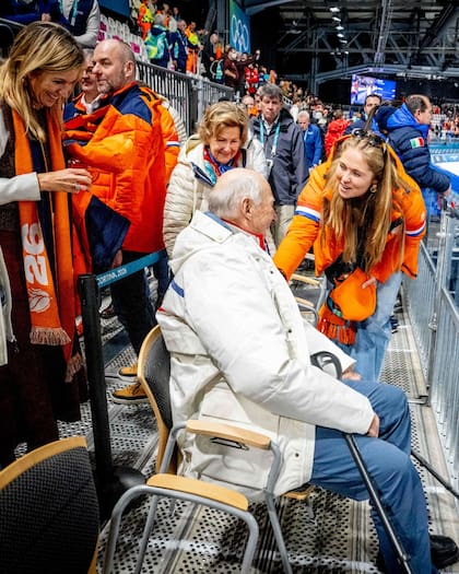 La princesa Amalia siguió los pasos de su madre y se acercó a conversar con el rey Harald, quien cumplirá 89 años en unos días