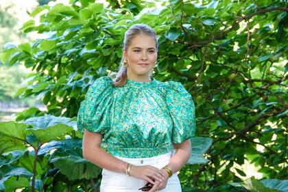 La princesa Amalia vistió un top verde con estampa floral y pantalón de jean blanco (Foto: Instagram @koninklijkhuis)