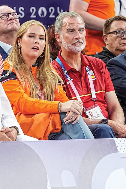 La princesa Amalia y el rey Felipe de España siguen atentamente el partido de la final masculina de básquet 3x3.