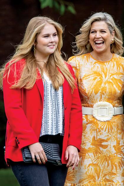 La princesa Amalia y la reina Máxima posando en el palacio Huis ten Bosch a mediados de este año