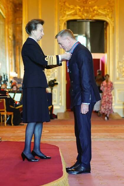 La princesa Ana le entregó la distinción a Daniel Craig (Foto: Twitter/@RoyalFamily)