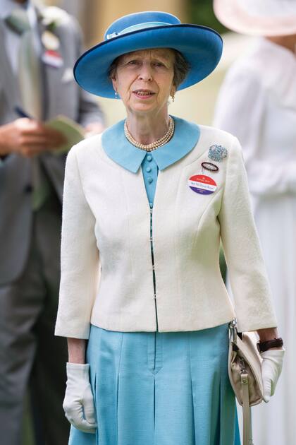 La princesa Ana volvió a sacar de su vestidor un diseño que usó por primera vez en 1978, cuando tenía 27 años. Lo coordinó con sombrero de fieltro con flor sobre el ala, del mismo color que su broche, extraído de la tiara Aquamarine Pine Flower, hecha por Cartier, que perteneció a la Reina Madre hasta su muerte.