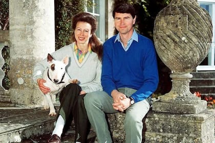 La princesa Ana y Timothy Laurence junto a Eglantyn, un bull terrier inglés