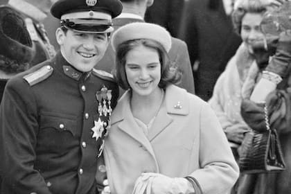 La princesa Anne-Marie y el príncipe heredero Constantino posan para una foto en Atenas, en enero de 1963 (Foto: Erik Petersen/Ritzau Scanpix via AP, File) 