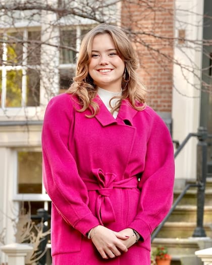 La princesa Ariane decidió vestirse con un llamativo tapado fuscia (Foto: Instagram @koninklijkhuis)