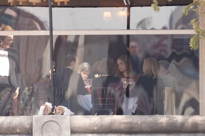 La princesa Ariane, la más chica de las hijas de Máxima, también estuvo presente en el almuerzo. Para la ocasión eligió un look en tonos de marrón.