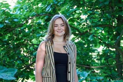 La princesa Ariane optó por un set de chaleco y pantalón en arena y negro (Foto: Instagram @koninklijkhuis)