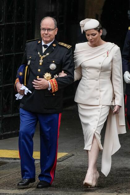 La princesa asistió a la coronación del rey Carlos III con un look monocromático en crudo compuesto por un conjunto de dos piezas de chaqueta y falda con botones frontales. Complementó con stilettos Valentino.