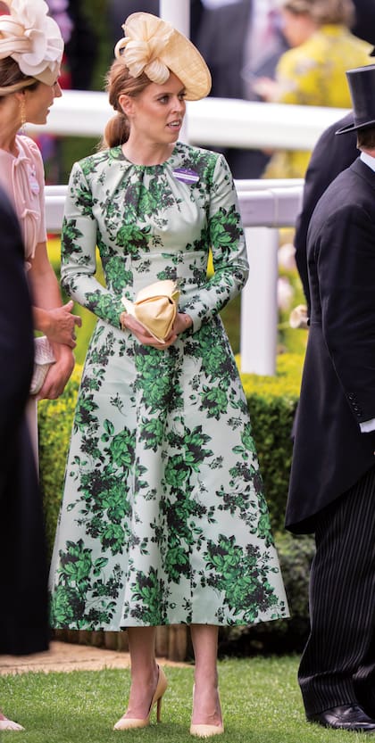 La princesa Beatrice de York con un diseño en tonalidades verdes y  estampado de flores de Emilia Wickstead y un tocado de Juliette Millinery. 