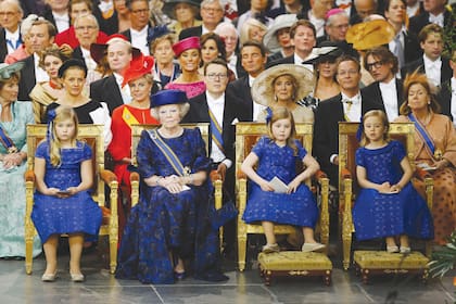La princesa Beatriz, con un vestido largo azul Prusia de Sheila de Vries y un collar rivière, presenció la investidura de Guillermo Alejandro junto a sus tres nietas. Todas se ubicaron en asientos ceremoniales de terciopelo de seda chenille con hilos de oro procedentes del Palacio Real de Amsterdam. 