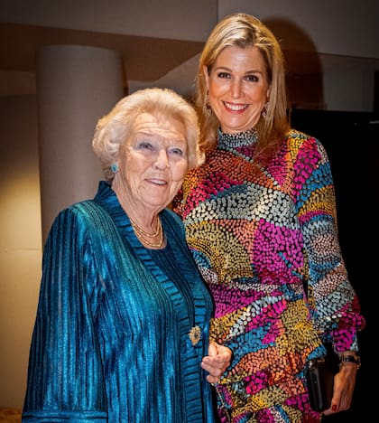 La princesa Beatriz lució elegante con un look azul y negro y la reina Máxima llevó un colorido vestido (Foto: Instagram @patrickvkatwijk)