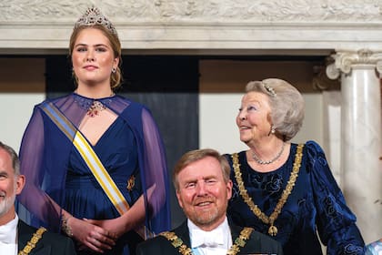 La princesa Beatriz mira con orgullo a su nieta, quien en el futuro será la próxima reina de los Países Bajos.  
