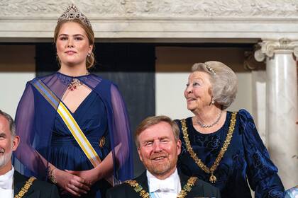La princesa Beatriz mira con orgullo a su nieta, quien en el futuro será la próxima reina de los Países Bajos.