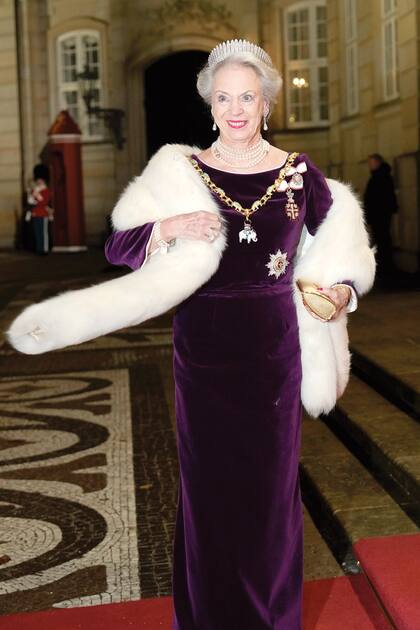 La princesa Benedicta, hermana de Margarita, optó por un vestido de terciopelo en púrpura, que destacó con la tiara Frinde (perteneció a su suegra, Margarita Sayn-Wittgenstein-Berleburg), collar y pendientes de perlas.