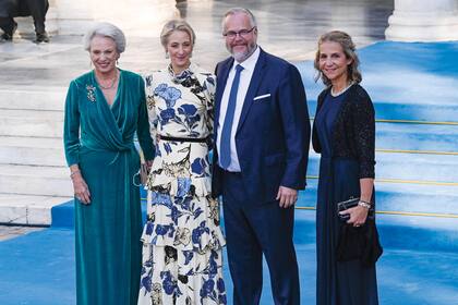 La princesa Benedicta, la condesa Alexandra, Michael Ahlefeldt-Laurvig-Bille y la infanta Elena, a la salida de la iglesia.