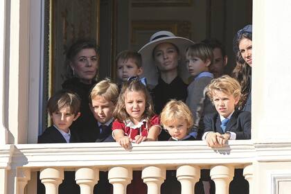 La princesa Carolina rodeada por sus nueras, Beatrice Borromeo y Tatiana Santo Domingo, y sus nietos. 