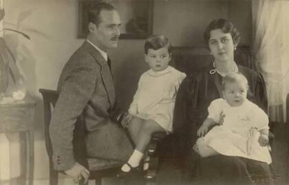 La princesa Cecilia con su marido el gran duque y sus dos hijos mayores. Los cuatro murieron en un fatídico accidente de avión