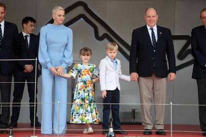 La princesa Charlene impactó con un mono de Terrence Bray, y se mostró inseparable de su marido, el príncipe Alberto, y sus hijos, Jacques y Gabriella, que lució un vestido con estampa floral de Dolce & Gabbana.