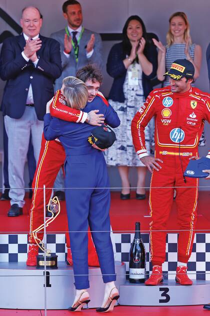 La princesa Charlene le da un cálido abrazo al piloto monegasco Charles Leclerc, quien pudo festejar por primera vez en “casa”. A su lado está el español Carlos Sainz Jr., quien terminó tercero en el podio, mientras que el segundo puesto fue para el australiano Oscar Piastri, del equipo McLaren.