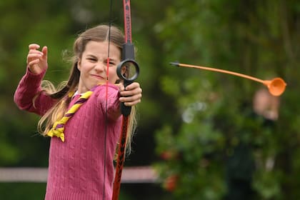 La princesa Charlotte hizo gala de su puntería con el tiro con arco.