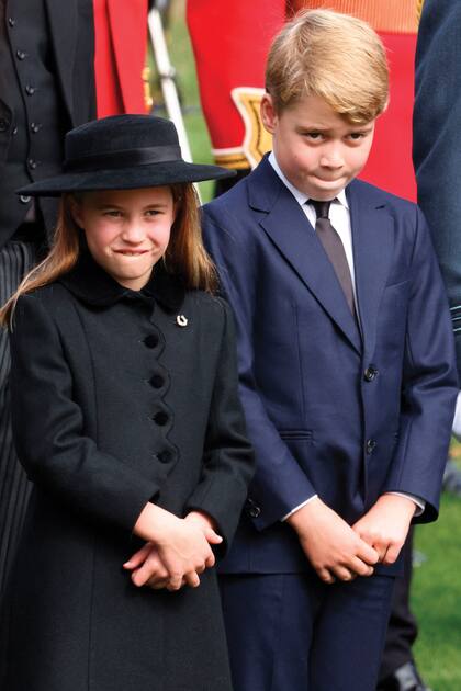 La princesa Charlotte -junto a su hermano, el príncipe George- rindió tributo a Isabel II con un pequeño broche de platino en forma de herradura y cubierto de brillantes en homenaje a la pasión de su querida bisabuela  por el mundo ecuestre. El broche, originalmente, perteneció a la Reina Madre, tal como demuestra un retrato de 1929.
