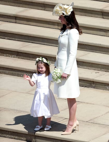 La princesa Charlotte, junto a su madre, a la salida de la ceremonia