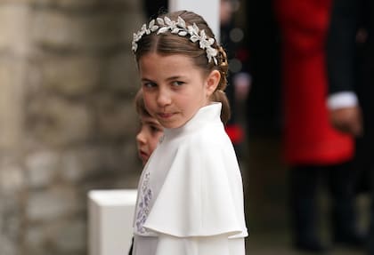 La princesa Charlotte lució una versión pequeña del lujoso adorno que llevó su madre en la cabeza