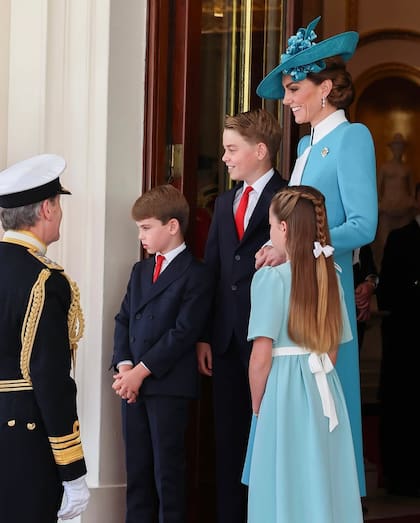 La princesa Charlotte también lució un vestido en color aguamarina, combinado con el de su madre (Foto: Instagram @princeandprincessofwales)