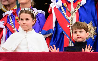 La princesa Charlotte y su hermano Louis estuvieron atentos al desfile aéreo. 
