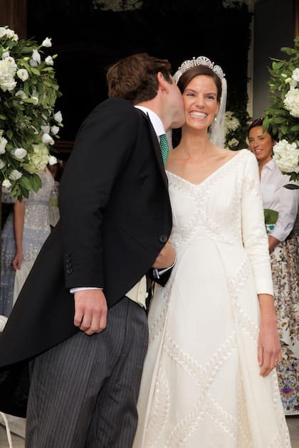 La princesa completó su look nupcial con un velo de su abuela materna, la gran duquesa Josefina Carlota, y la tiara Kinsky Honeysuckle, una joya que está en la Casa de Liechtenstein desde el siglo 19.