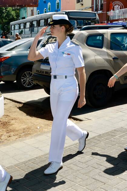 La princesa, con el uniforme de verano a su llegada al Fuerte de Santa María de Salvador de Bahía. Entre las historias que se inventaron hasta ahora sobre ella hubo una que aseguraba que no se había podido adaptar a la vida en el buque escuela y que quería regresar a su casa. Sin embargo, cumple con sus obligaciones como guardiamarina al igual que sus 75 compañeros, siempre con una sonrisa.