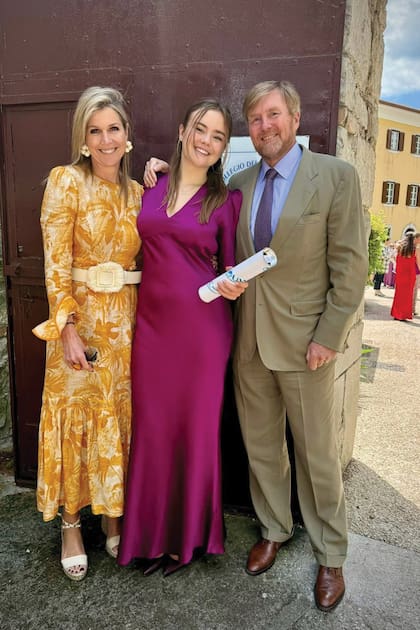 La princesa
con sus padres, la reina Máxima
–que llevó un diseño estampado
de la firma Zimmermann– y el rey
Guillermo de los Países Bajos.