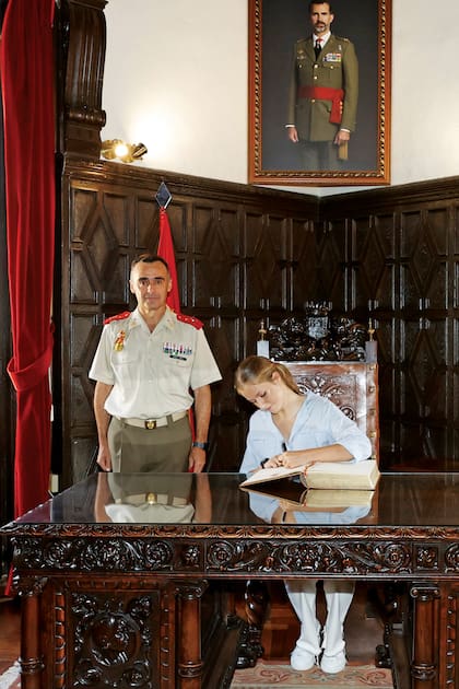 La princesa de Asturias firmó el libro de honor de la Academia General Militar de Zaragoza (a la derecha, el detalle de su rúbrica), bajo el retrato oficial de su padre.