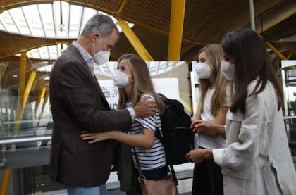 La princesa de Asturias, Leonor, partió a Gales, donde continuará sus estudios; fue despedida por su padre, el rey de España, Felipe IV, su madre, la reina Letizia; y su hermana, la Infanta Sofía