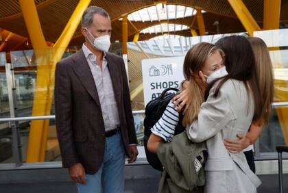 La princesa de Asturias, Leonor, partió a Gales, donde continuará sus estudios; fue despedida por su padre, el rey de España, Felipe IV, su madre, la reina Letizia; y su hermana, la Infanta Sofía