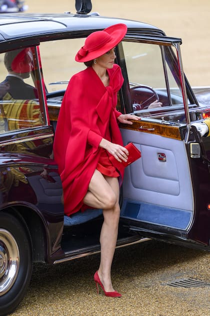 La princesa de Gales, al llegar a Horse Guards Parade para participar de la ceremonia de bienvenida al presidente de Corea del Sur, Yoon Suk Yeol. Kate tiene varias versiones de este saco-vestido: usó uno negro para el funeral del príncipe Felipe.