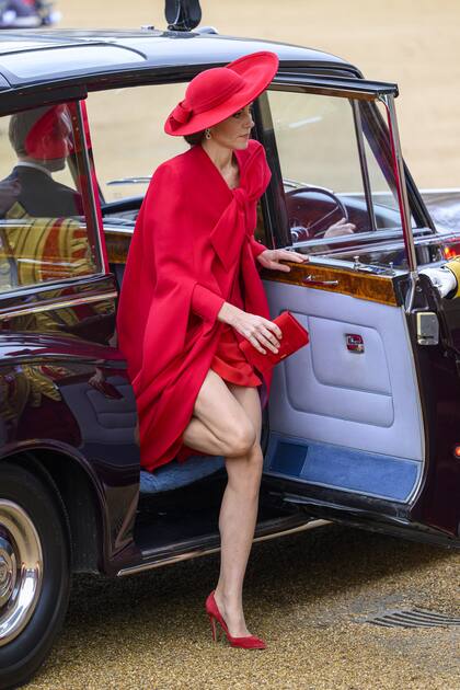 La princesa de Gales, al llegar a Horse Guards Parade para participar de la ceremonia de bienvenida al presidente de Corea del Sur, Yoon Suk Yeol. Kate tiene varias versiones de este saco-vestido: us uno negro para el funeral del prncipe Felipe.