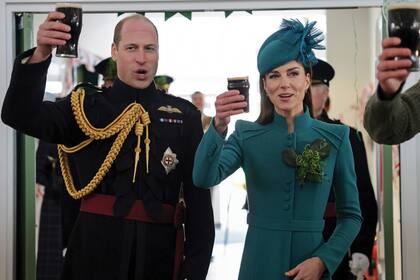 La princesa de Gales asistió este año por primera vez en calidad de coronel de regimiento. Aquí junto con el heredero al trono, durante el brindis que se realizó después del tradicional desfile, en Mons Barracks, Aldershot.