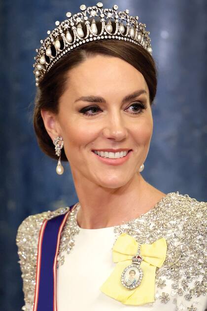 La princesa de Gales, durante el banquete de Estado que se llevó a cabo en para agasajar al líder de Sudáfrica. El vestido, diseñado por Jenny Packham, fue modificado para cumplir con el protocolo.