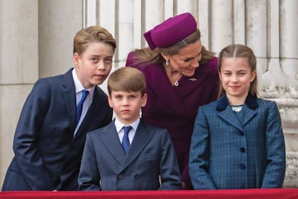La princesa de Gales, que en este 2025 parece reincorporada a pleno a sus deberes institucionales, pendiente de sus tres hijos.